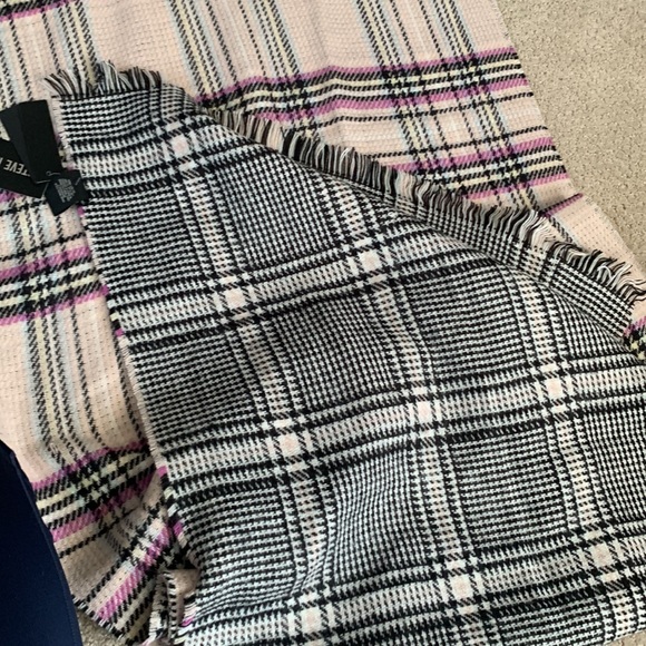 Steve Madden Blanket Scarf NWT - Picture 4 of 4